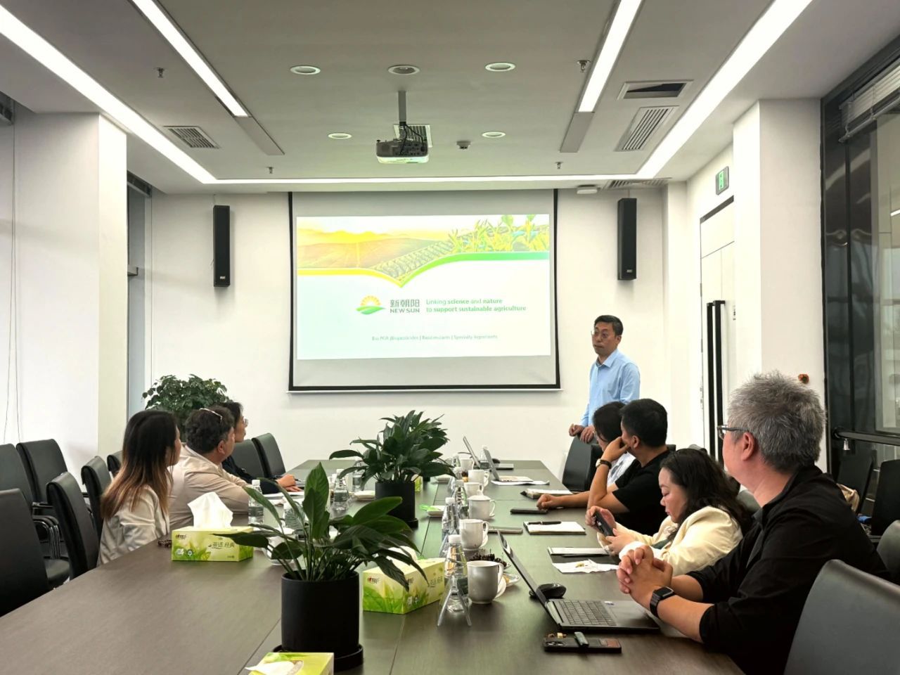 以色列駐成都總領事代表團一行蒞臨新朝陽參觀交流，共探中以農業(yè)科技協(xié)同發(fā)展之路